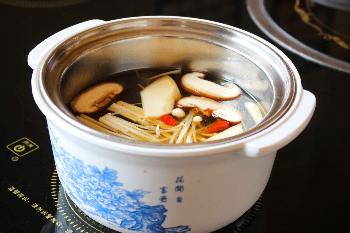 自制菌汤火锅