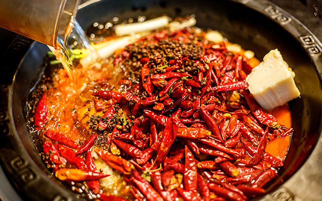 选清油还是牛油，火锅底料中两者有什么区别呢？
